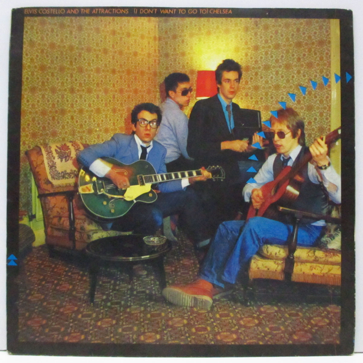 ELVIS COSTELLO & The Attractions (エルヴィス・コステロ & ジ・アトラクションズ) - (I Don't Want To Go To) Chelsea (UK オリジナル「小穴ラウンドセンター」7"/光沢固紙折り返ジャケ) '78年のヒットシングル!