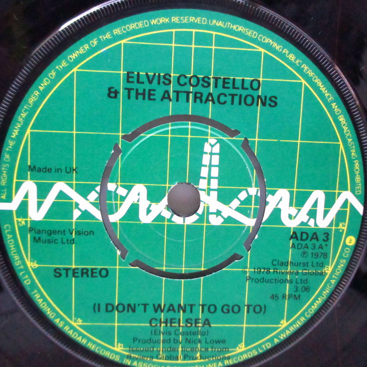 ELVIS COSTELLO & The Attractions (エルヴィス・コステロ & ジ・アトラクションズ) - (I Don't Want To Go To) Chelsea (UK オリジナル「小穴ラウンドセンター」7"/光沢固紙折り返ジャケ) '78年のヒットシングル!
