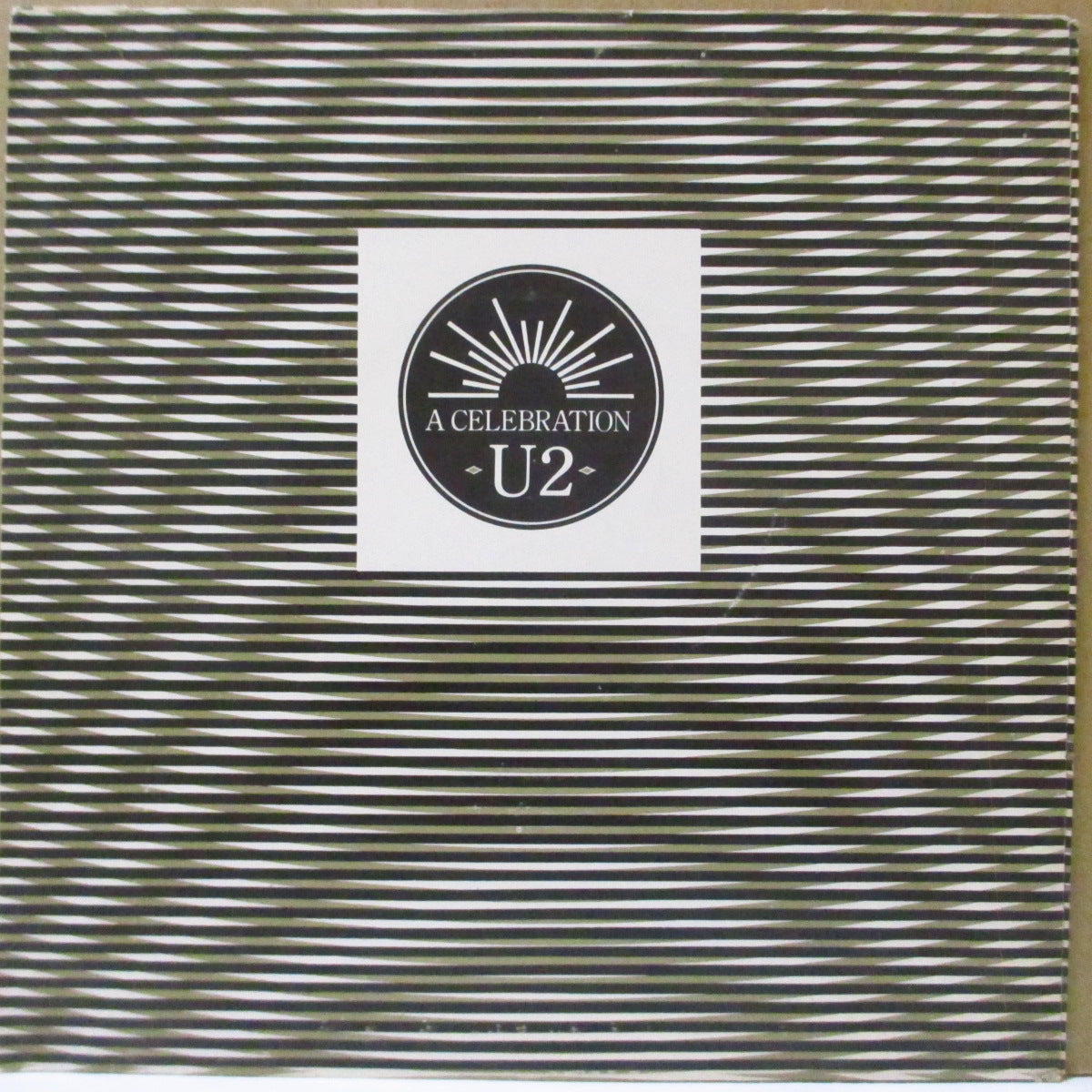 U2 - A Celebration (Ireland オリジナル「窪みあり黒ペーパーラベ・フラットセンター」 7インチ+「黒線が金線に重なった」光沢ジャケ)
