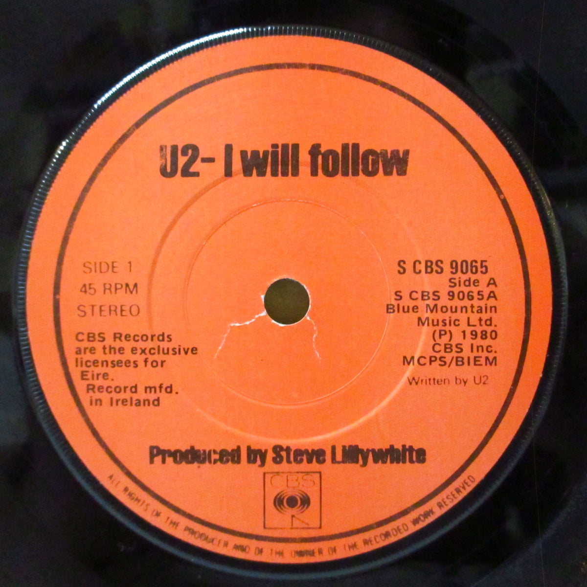 U2 - I Will Follow (Ireland '82 再発ブラック&レッドペーパーラベ「光に透かすとブラウンヴァイナル」7インチ+光沢固紙ジャケ)
