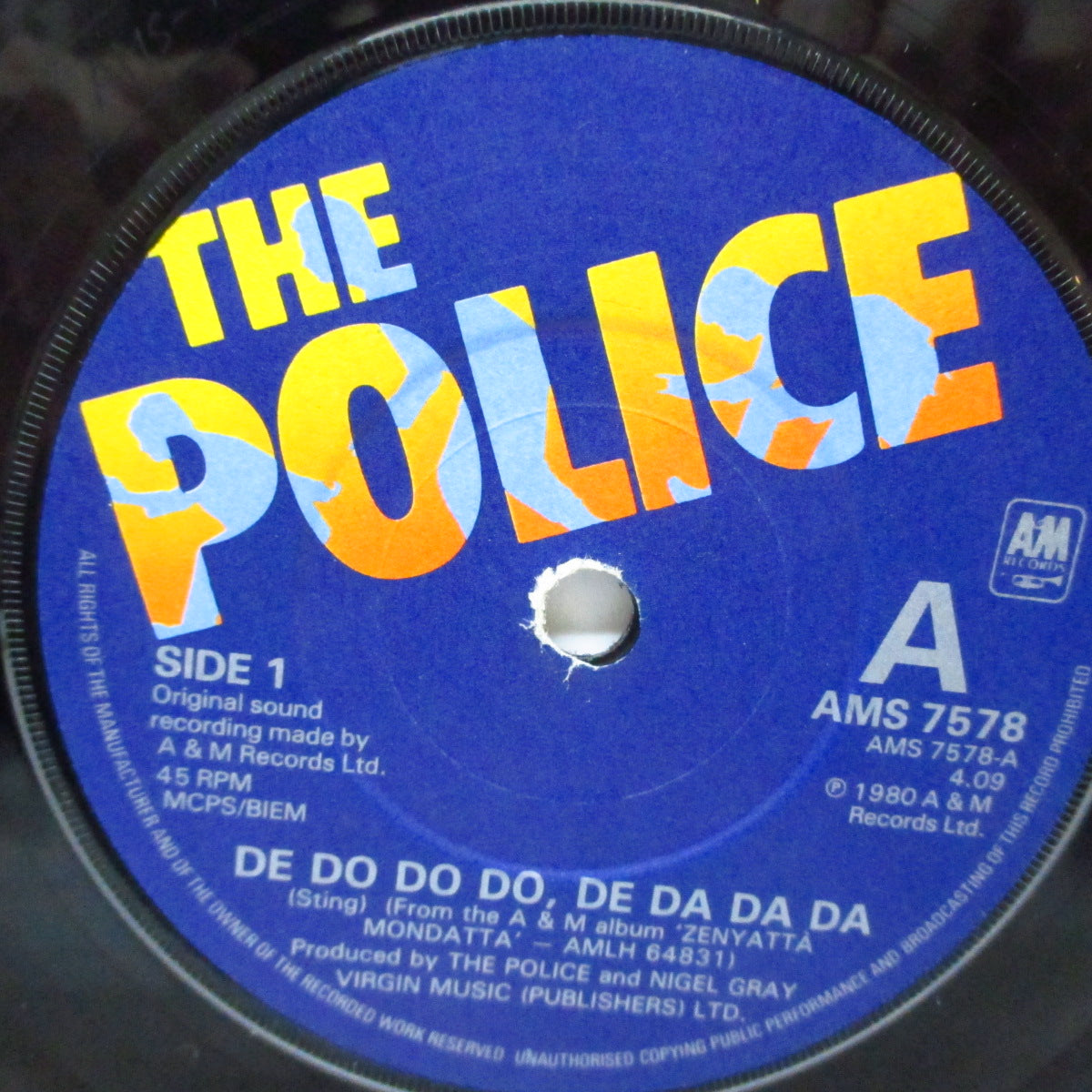 POLICE, THE (ザ ・ポリス) - De Do Do Do, De Da Da (UK オリジナル 7"/光沢ソフト紙ジャケ) 裏ジャケが「赤文字」バージョン !