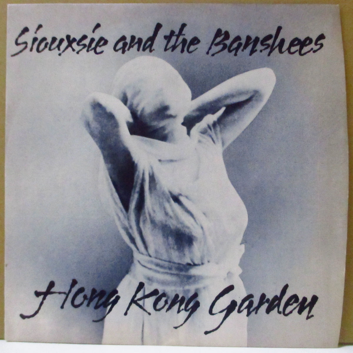 SIOUXSIE AND THE BANSHEES (スージー・アンド・ザ・バンシーズ) - Hong Kong Garden (UK '78 オリジナル「「Copyright Control」出版銀プラスチック・ラベ・フラットセンター」7インチ+「ディスク入り口湾曲」光沢ソフト紙ジャケ)
