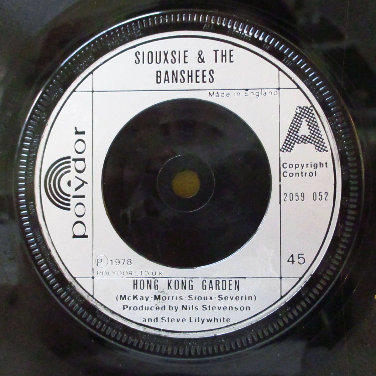 SIOUXSIE AND THE BANSHEES (スージー・アンド・ザ・バンシーズ) - Hong Kong Garden (UK '78 オリジナル「「Copyright Control」出版銀プラスチック・ラベ・フラットセンター」7インチ+「ディスク入り口湾曲」光沢ソフト紙ジャケ)