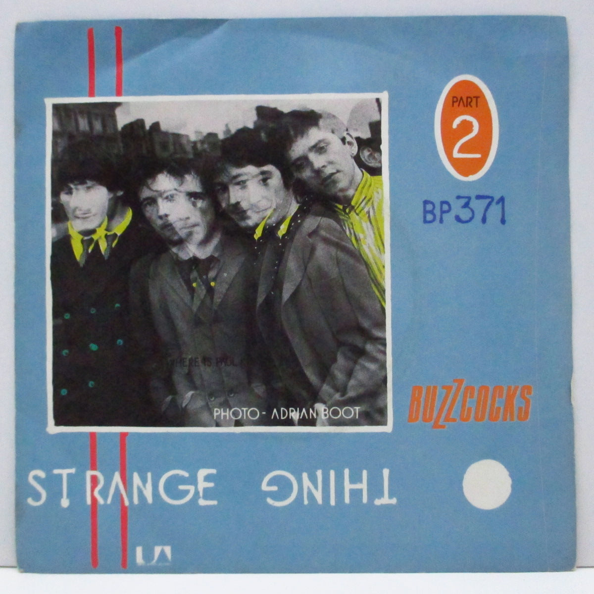 BUZZCOCKS (バズコックス) - Strange Thing (UK オリジナル「ラウンドセンター」7"/光沢ソフト紙折り返しジャケ) グループ写真が表バージョン !