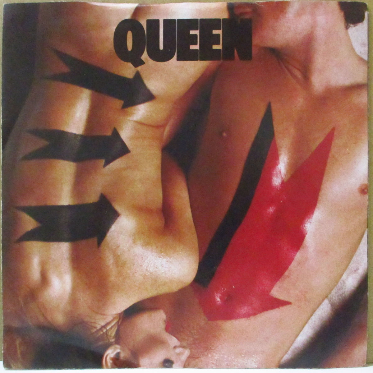 QUEEN (クイーン) - Body Language (UK '83 オリジナル「両面アルバム表記なし紙ラベ・ラウンドセンター」 7インチ+「バンド名黒字」光沢ジャケ)
