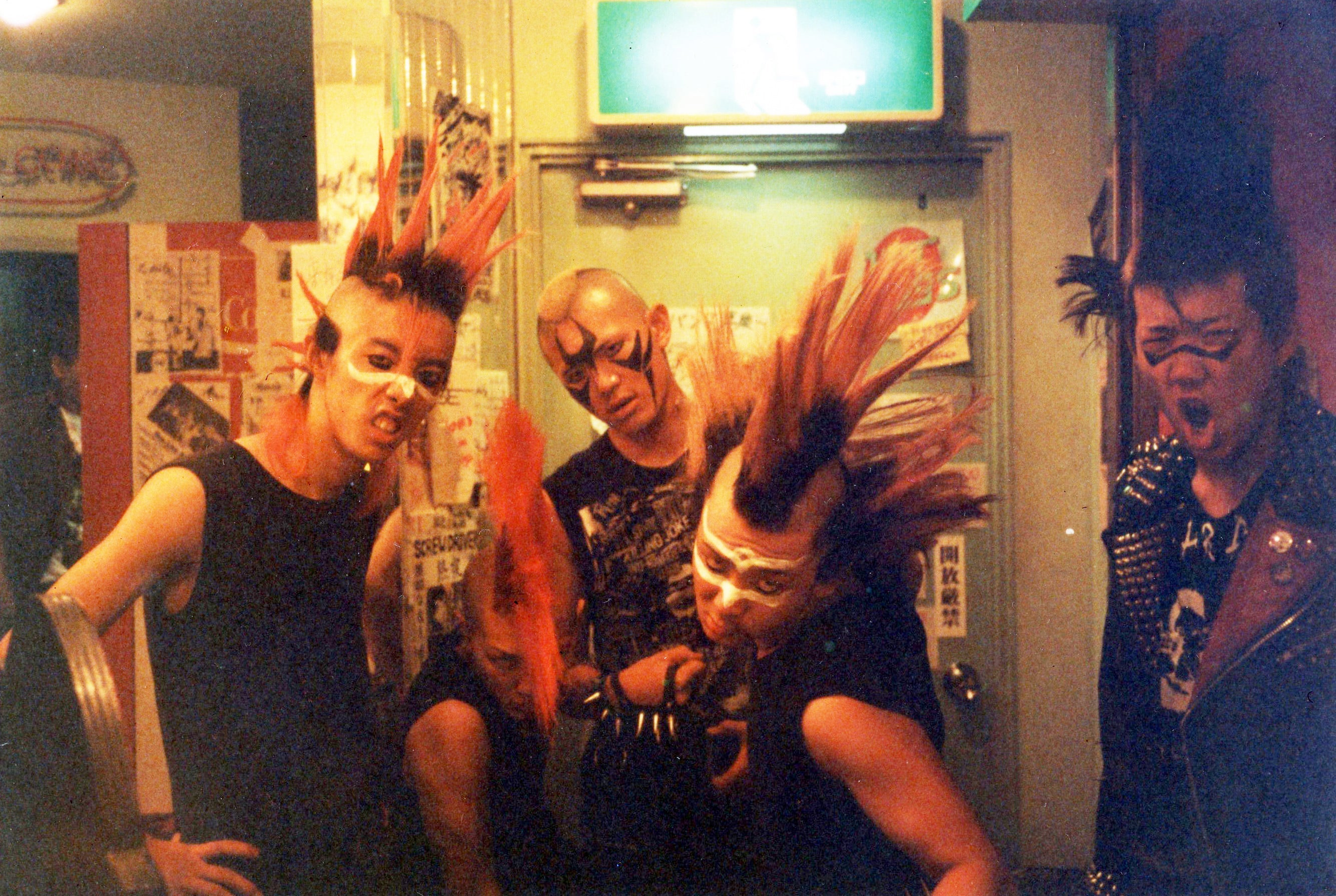 ISHIYA (取材・文) - 静岡ハードコア +2 曲入 CD 付き (単行本ソフトカバー / New) 静岡ハードコアの狂乱と革新に迫る1冊 !