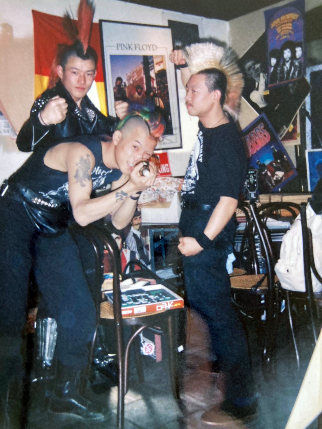 ISHIYA (取材・文) - 静岡ハードコア +2 曲入 CD 付き (単行本ソフトカバー / New) 静岡ハードコアの狂乱と革新に迫る1冊 !