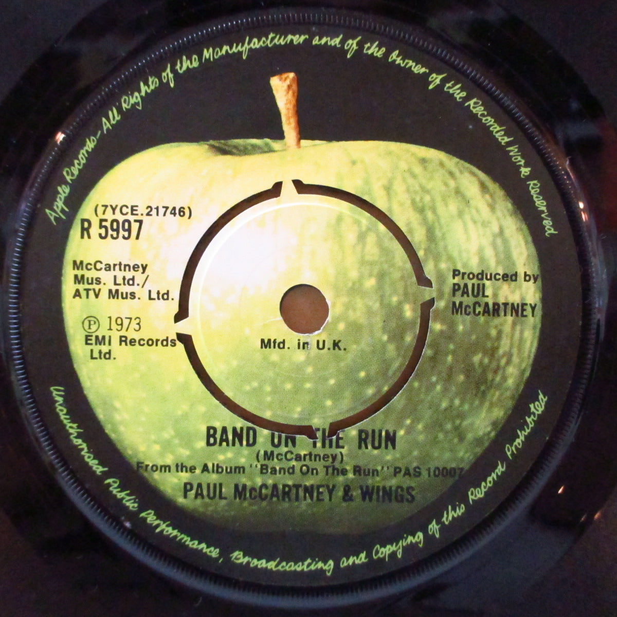 PAUL McCARTNEY & WINGS (ポール・マッカートニー & ウイングス) - Band On The Run (UK '74 オリジナル「両面Mfd. in U.K.クレジットラベ・ラウンドセンター」 7インチ+ダイカット黒スリーブ)