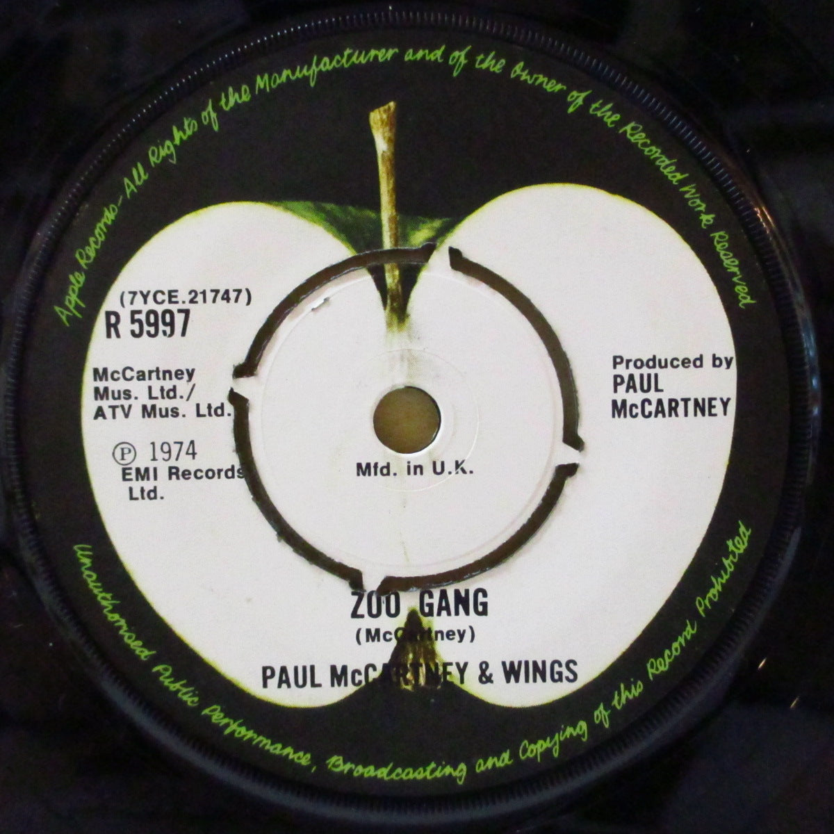 PAUL McCARTNEY & WINGS (ポール・マッカートニー & ウイングス) - Band On The Run (UK '74 オリジナル「両面Mfd. in U.K.クレジットラベ・ラウンドセンター」 7インチ+ダイカット黒スリーブ)