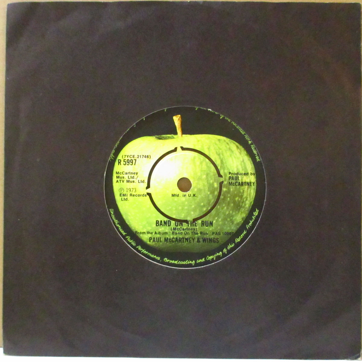 PAUL McCARTNEY & WINGS (ポール・マッカートニー & ウイングス) - Band On The Run (UK '74 オリジナル「両面Mfd. in U.K.クレジットラベ・ラウンドセンター」 7インチ+ダイカット黒スリーブ)