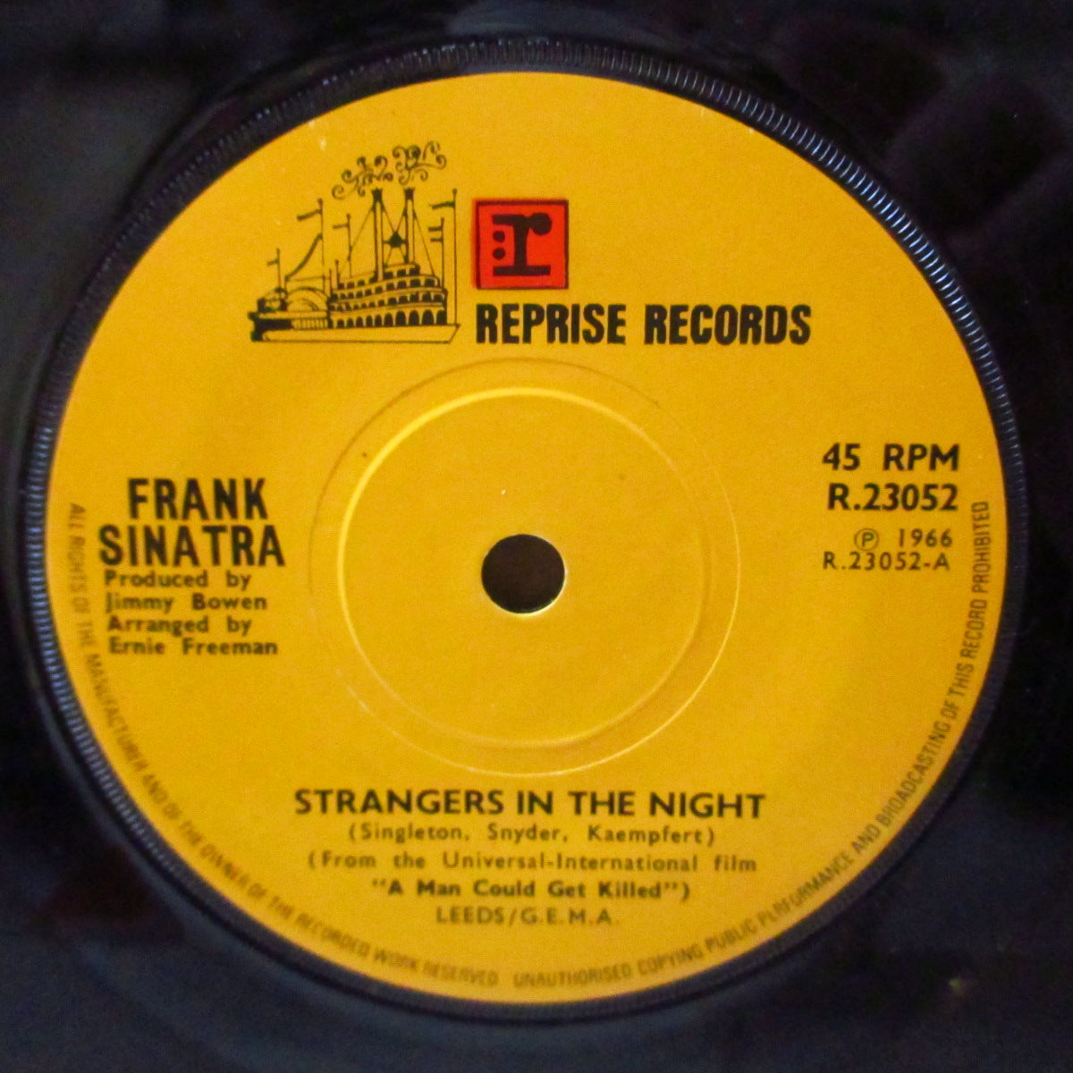 FRANK SINATRA (フランク・シナトラ) - Strangers In The Night (UK 70's 再発「赤ロゴ・茶色ラベ、ソリッド・センター」7インチ) 王道ポップス大名曲!