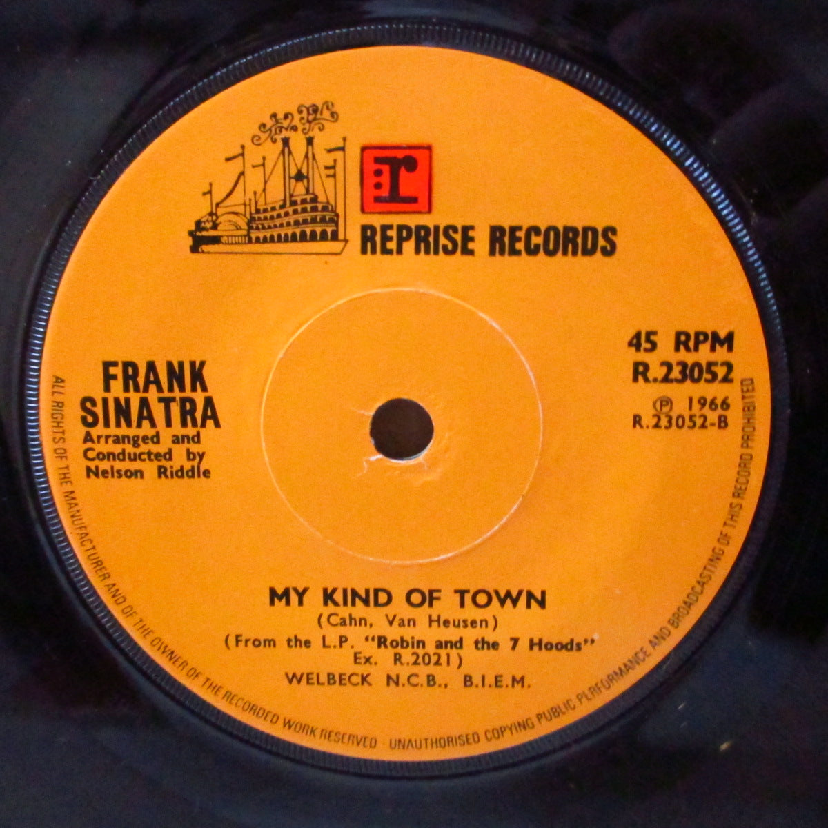 FRANK SINATRA (フランク・シナトラ) - Strangers In The Night (UK 70's 再発「赤ロゴ・茶色ラベ、ソリッド・センター」7インチ) 王道ポップス大名曲!