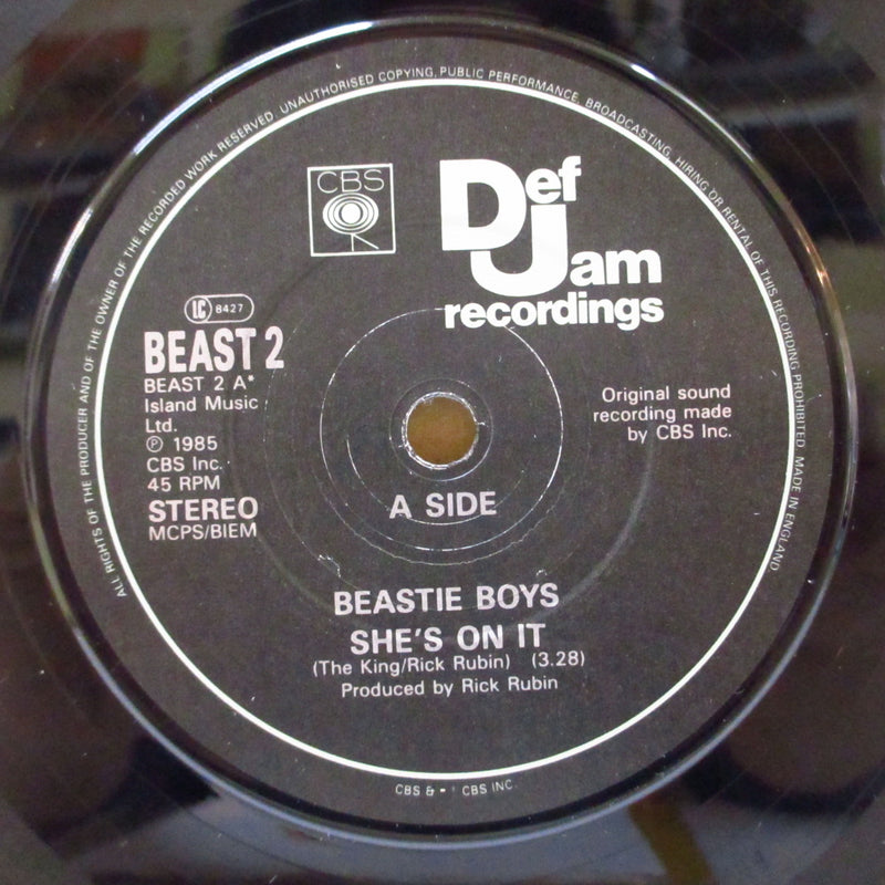 BEASTIE BOYS (ビースティ・ボーイズ)  - She's On It (UK '87 再発 7インチ+光沢固紙ジャケ)