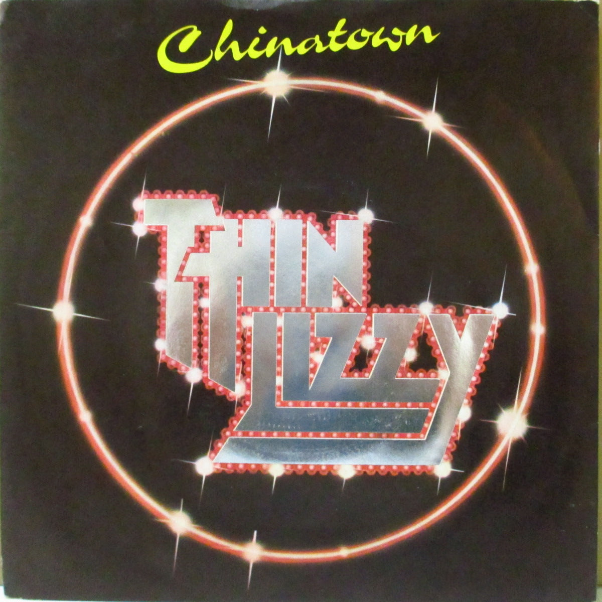THIN LIZZY (シン・リジィ) - Chinatown (UK '80 オリジナル 7インチ+「メタリック・バンドロゴ・エンボス」光沢ソフト紙ジャケ)