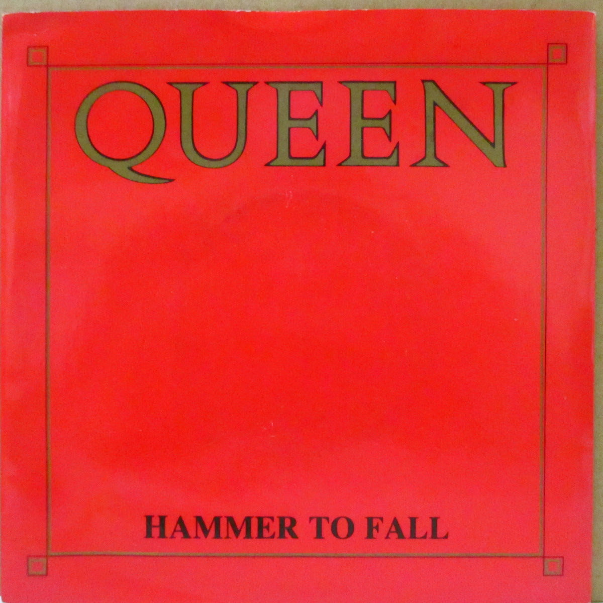 QUEEN (クイーン) - Hammer To Fall (UK '84 オリジナル「黒紙ラベ・ラウンドセンター」 7インチ+光沢固紙「赤」ジャケ)
