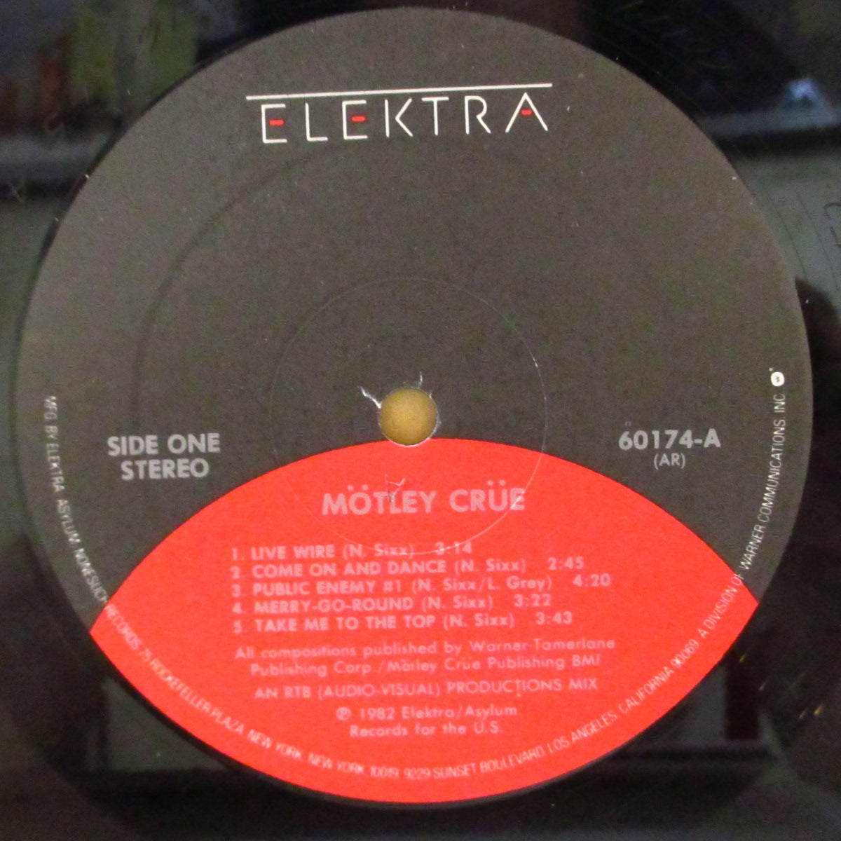 MOTLEY CRUE (モトリー・クルー) - Too Fast For Love (US '82 再発「バンド名下部表記黒&赤ラベ」 LP+ソフト紙インナー, インサート) '82年1stアルバム