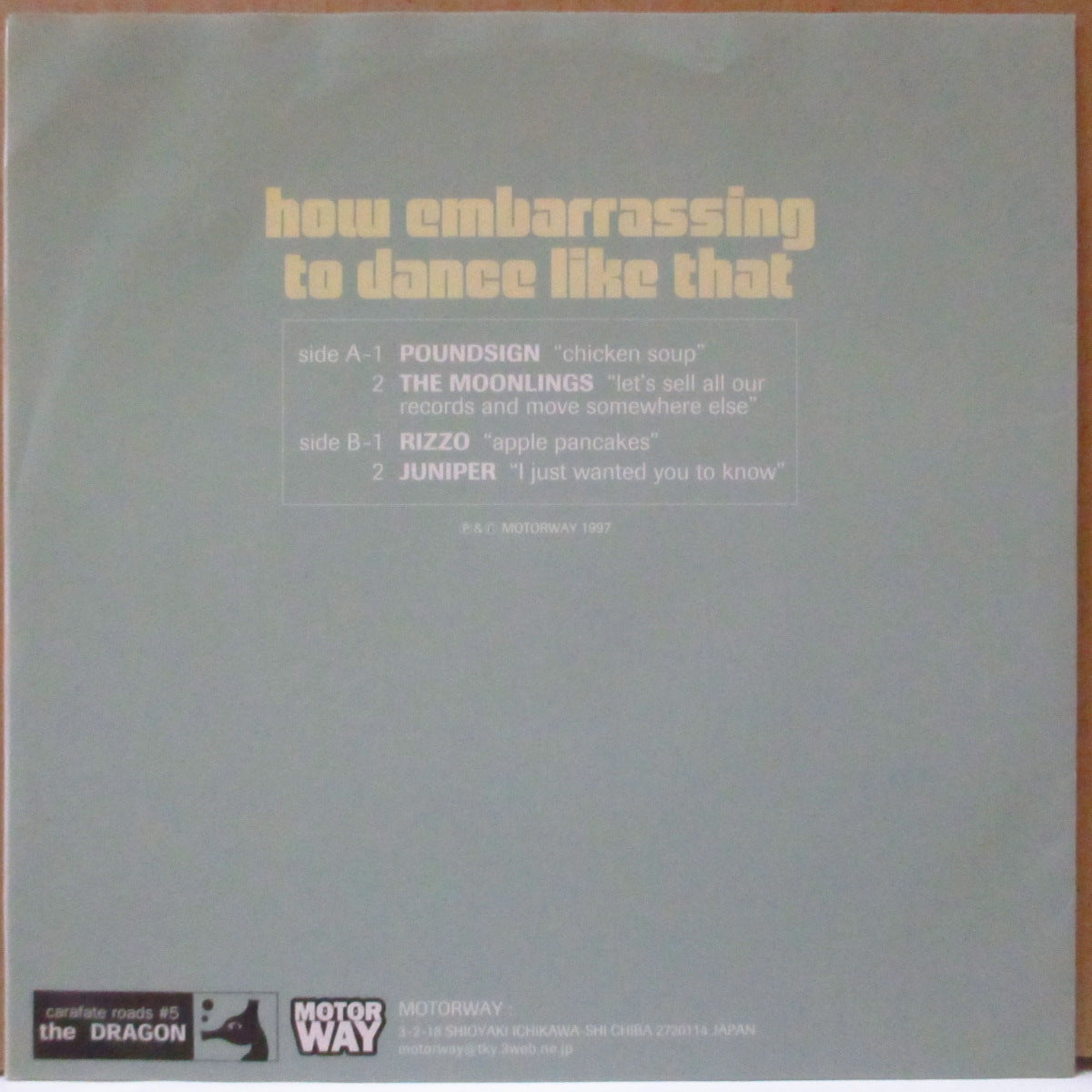 V.A. ('90s US・インディロック/インディポップ・コンピ) - How Embarrassing To Dance Like That (Japan オリジナル 7インチ+光沢ソフト紙ジャケ, ミニインサート)