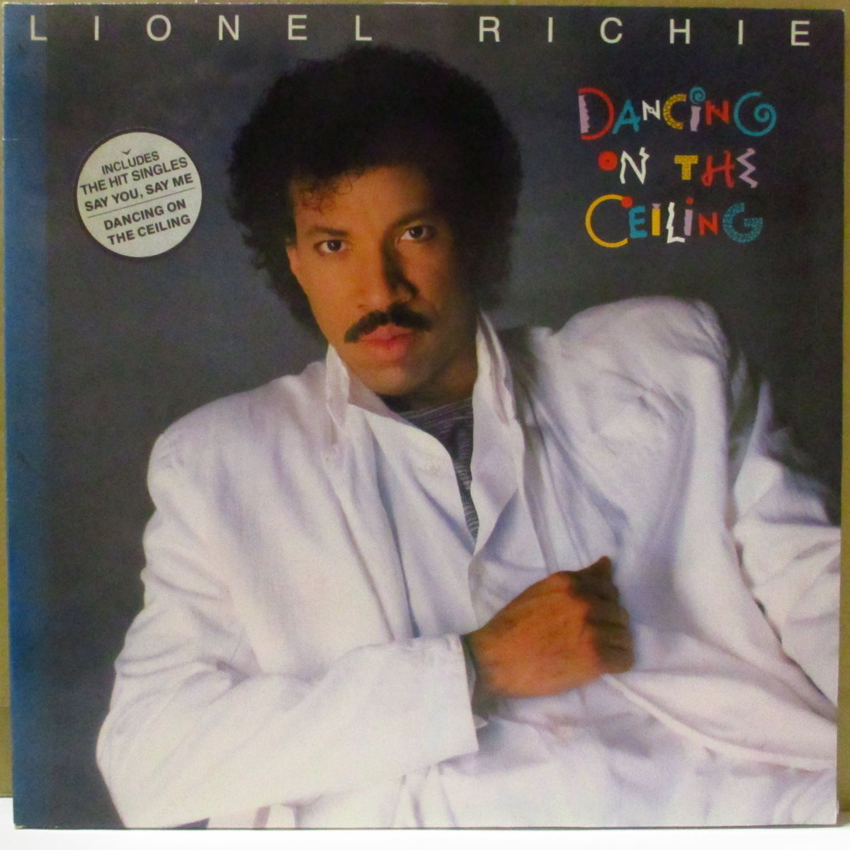 LIONEL RICHIE (ライオネル・リッチー) - Dancing On The Ceiling (EU '86 オリジナル・ステレオ LP+インナー/円形宣伝ステッカー付きエンボス見開きジャケ) ソロ・サードアルバム!