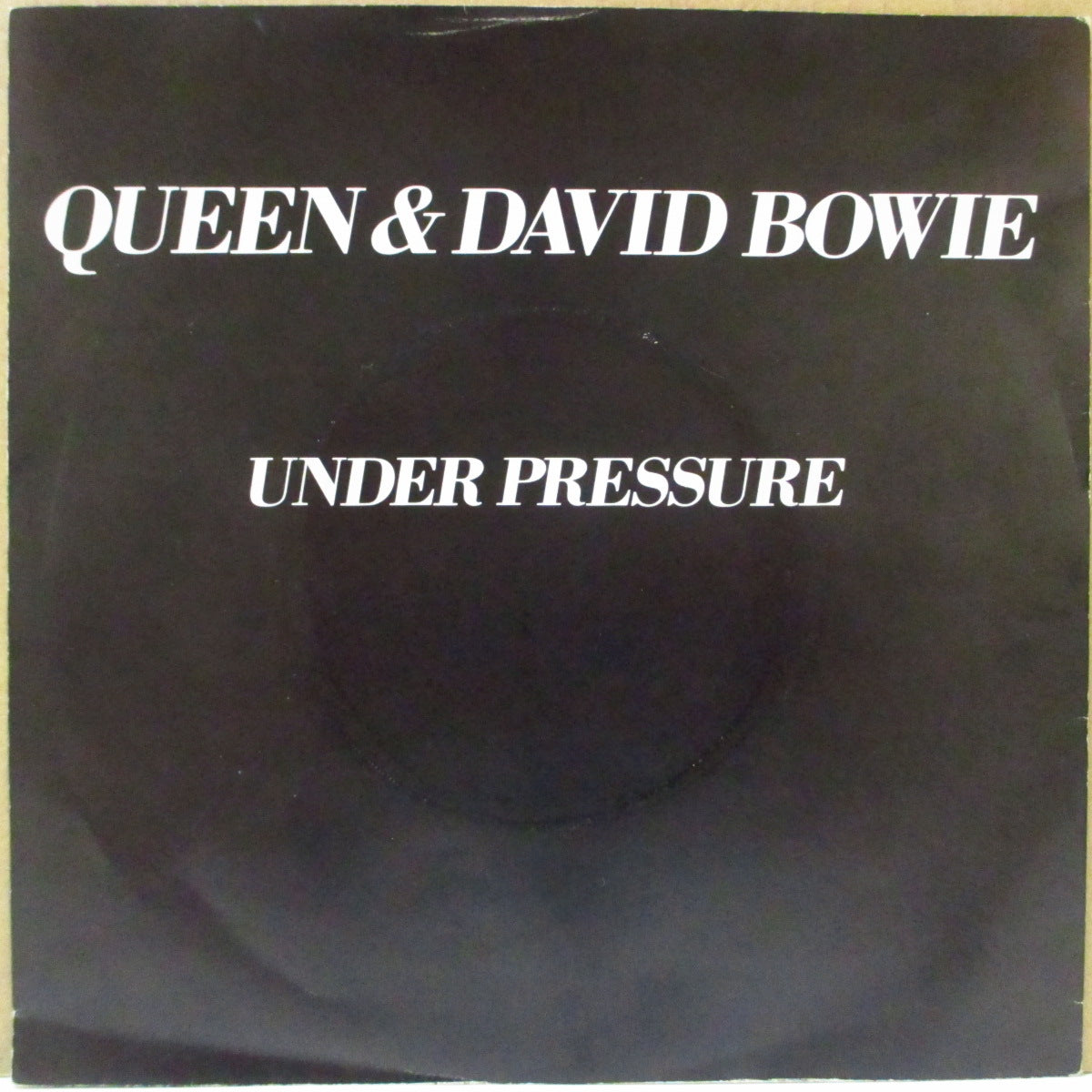 QUEEN & DAVID BOWIE (クイーン & デヴィッド・ボウイ) - Under Pressure (UK '81 オリジナル「黒紙ラベ・ラウンドセンター」 7インチ+「アーティスト名と曲名の位置が離れた」光沢ジャケ)