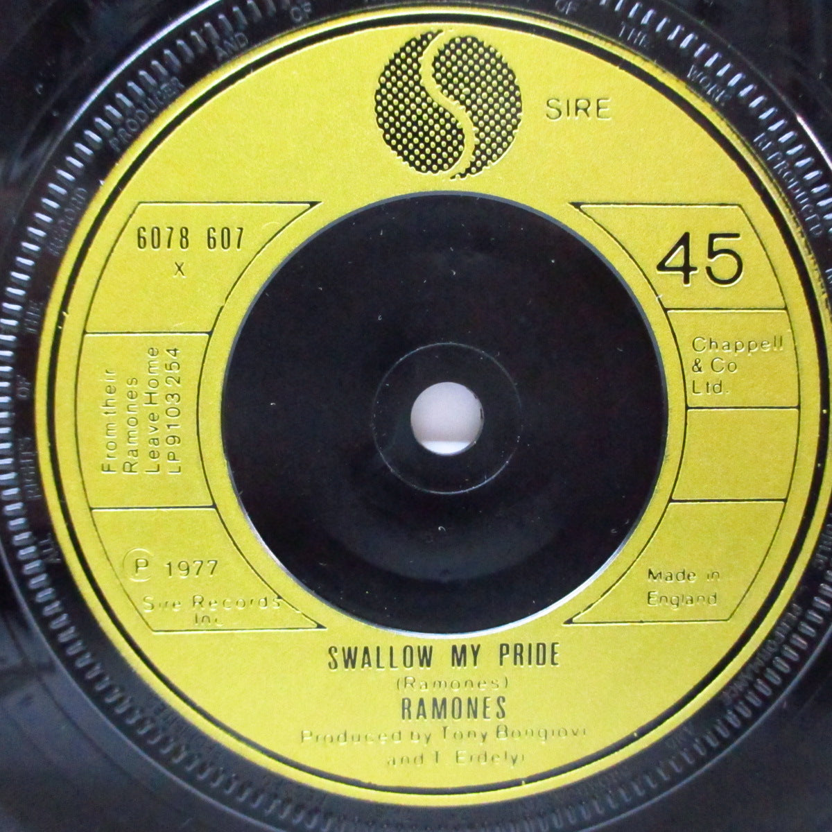 RAMONES (ラモーンズ) - Swallow My Pride +2 (UK オリジナル「フラットセンター」7"/マットソフト紙折り返しジャケ) US盤とはジャケ及びB面違い!