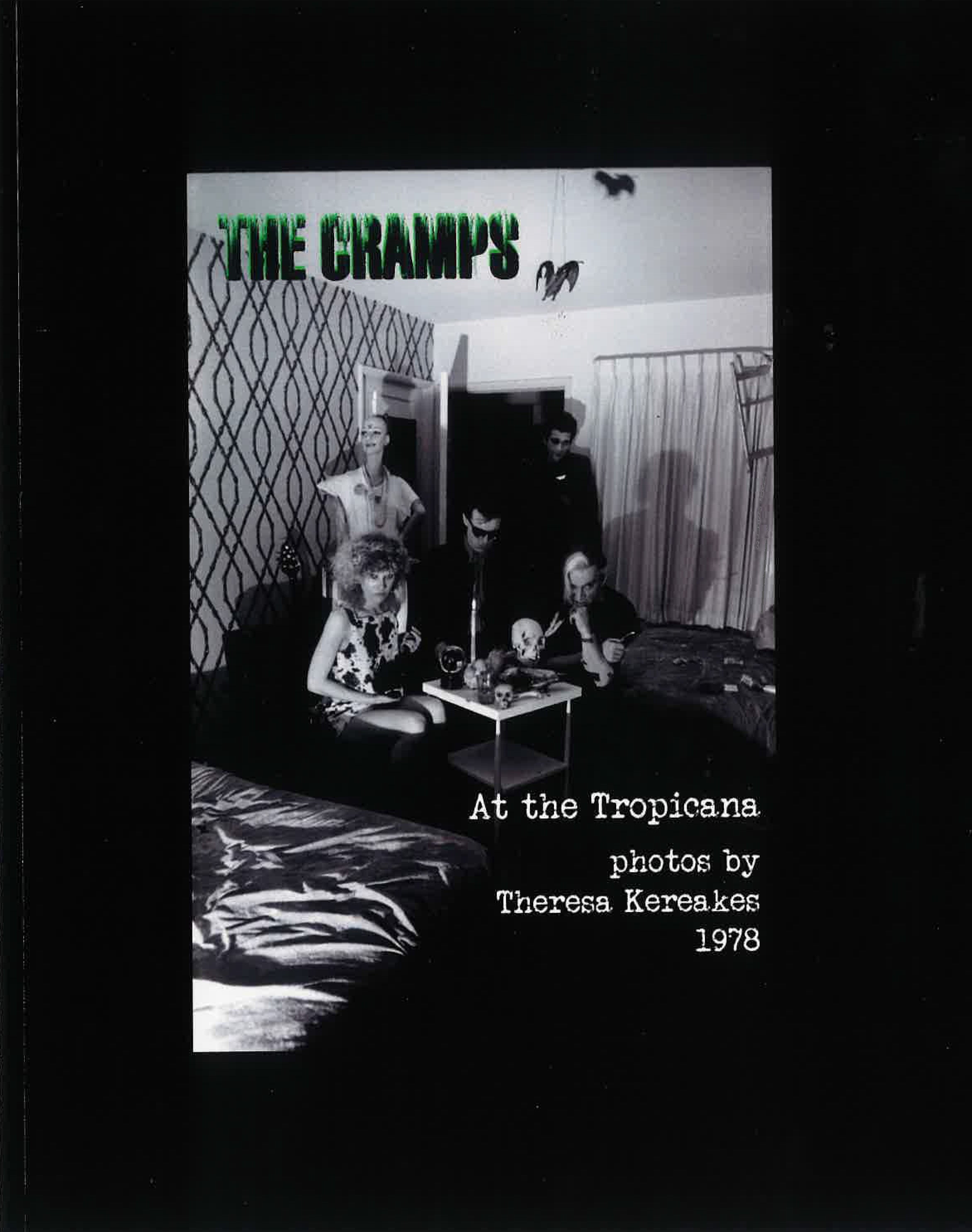 CRAMPS (クランプス) - At The Tropicana : Photo by Theresa Kereakes 1978 (2025年米国限定、20x25cm 24ページのソフトカバー白黒写真集/New)