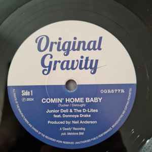 JUNIOR DELL & THE D-LITES feat. Donnoya Drake (ジュニア・デル&ザ・ディーライツ feat. ドノヤ・ドレイク) - Comin' Home Baby (UK 限定再発「白・青ラベ」7"+カンパニースリーブ/New)ノーザン名曲「メル・トーメ/カミン・ホーム・ベイビー」の爆クールRAW・SKAカヴァ