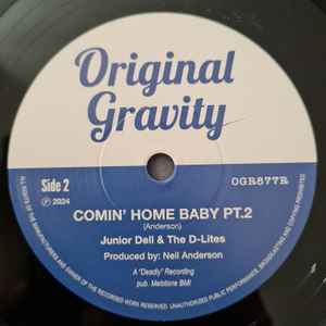 JUNIOR DELL & THE D-LITES feat. Donnoya Drake (ジュニア・デル&ザ・ディーライツ feat. ドノヤ・ドレイク) - Comin' Home Baby (UK 限定再発「白・青ラベ」7"+カンパニースリーブ/New)ノーザン名曲「メル・トーメ/カミン・ホーム・ベイビー」の爆クールRAW・SKAカヴァ