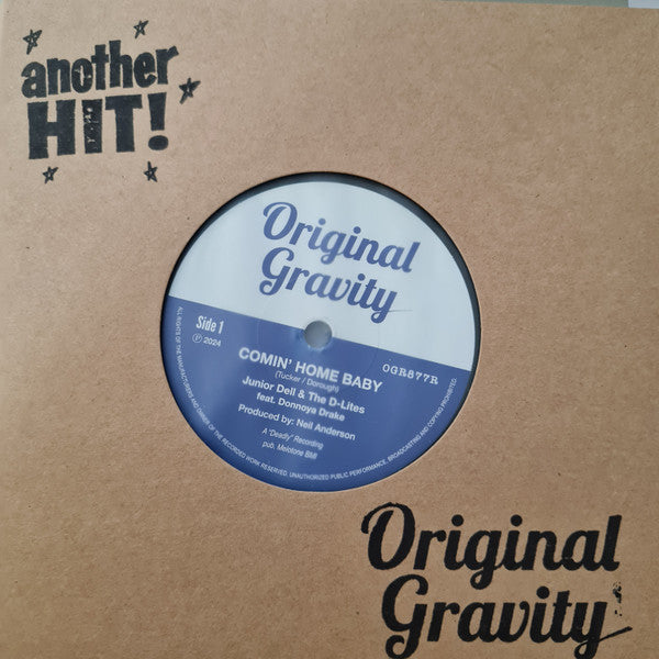 JUNIOR DELL & THE D-LITES feat. Donnoya Drake (ジュニア・デル&ザ・ディーライツ feat. ドノヤ・ドレイク) - Comin' Home Baby (UK 限定再発「白・青ラベ」7"+カンパニースリーブ/New)ノーザン名曲「メル・トーメ/カミン・ホーム・ベイビー」の爆クールRAW・SKAカヴァ