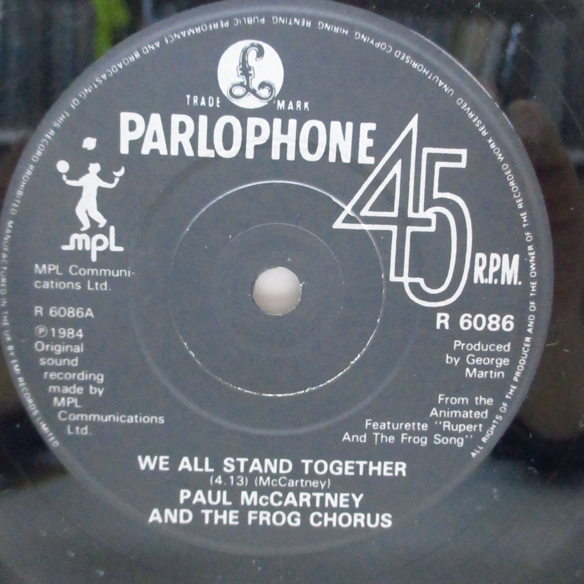 PAUL McCARTNEY And The Frog Chorus (ポ−ル・マッカートニー & ザ ・フロッグ・コーラス) - We All Stand Together (UK オリジナル黒ラベ「フラットセンター」7"+マット・ソフト紙ジャケ)
