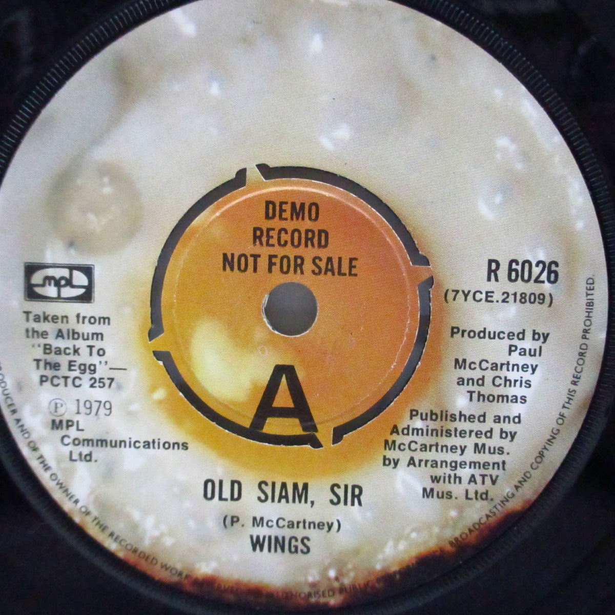 PAUL McCARTNEY & WINGS (ポール・マッカートニー & ウイングス) - Old Siam, Sir (UK プロモ「ラウンドセンター」7"+ダイカット光沢固紙製ジャケ)
