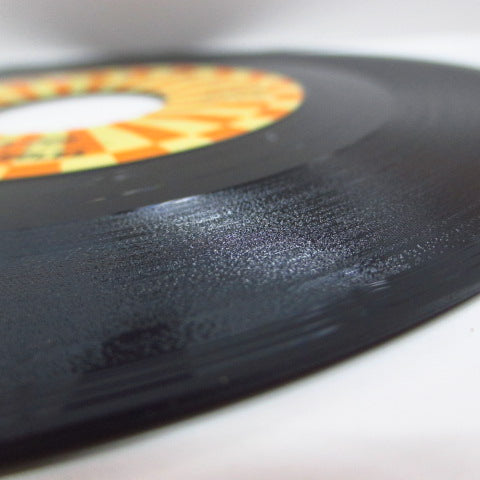 MIRACLES (SMOKEY ROBINSON & THE) (スモーキー・ロビンソン&ザ・ミラクルズ)- Got A Job / I Cry (70's Reissue)