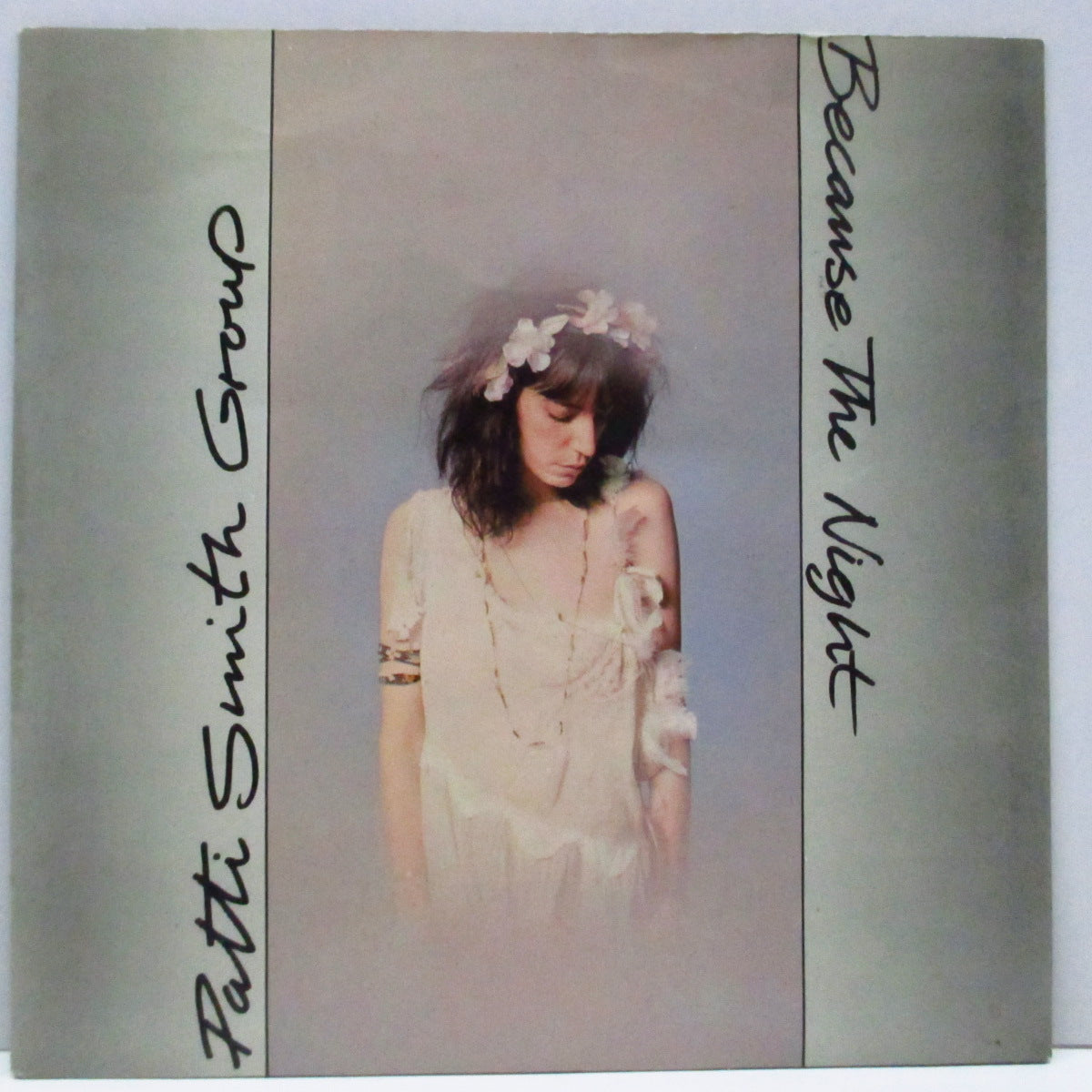 PATTI SMITH GROUP (パティ・スミス・グループ) - Because The Night (UK オリジナル「紙ラベ」7"+光沢固紙ジャケ)