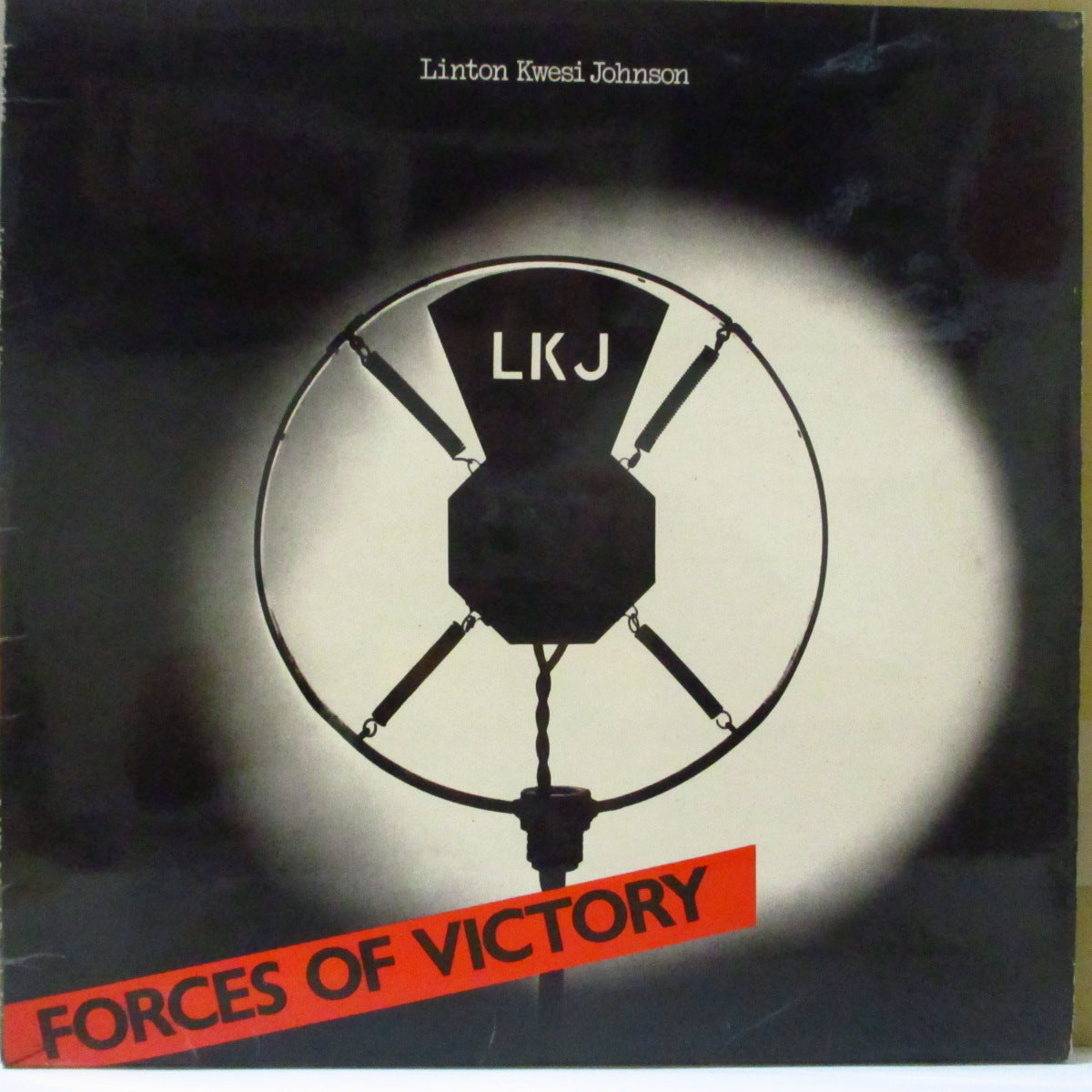 LINTON KWESI JOHNSON (リントン・クウェシ・ジョンソン) - Forces Of Victory (UK オリジナル LP+インナー/両面コーティングジャケ)