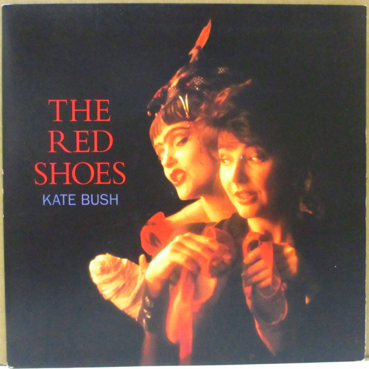 KATE BUSH (ケイト・ブッシュ) - The Red Shoes (UK オリジナル・ペーパーラベ 7"+マット固紙ジャケ)
