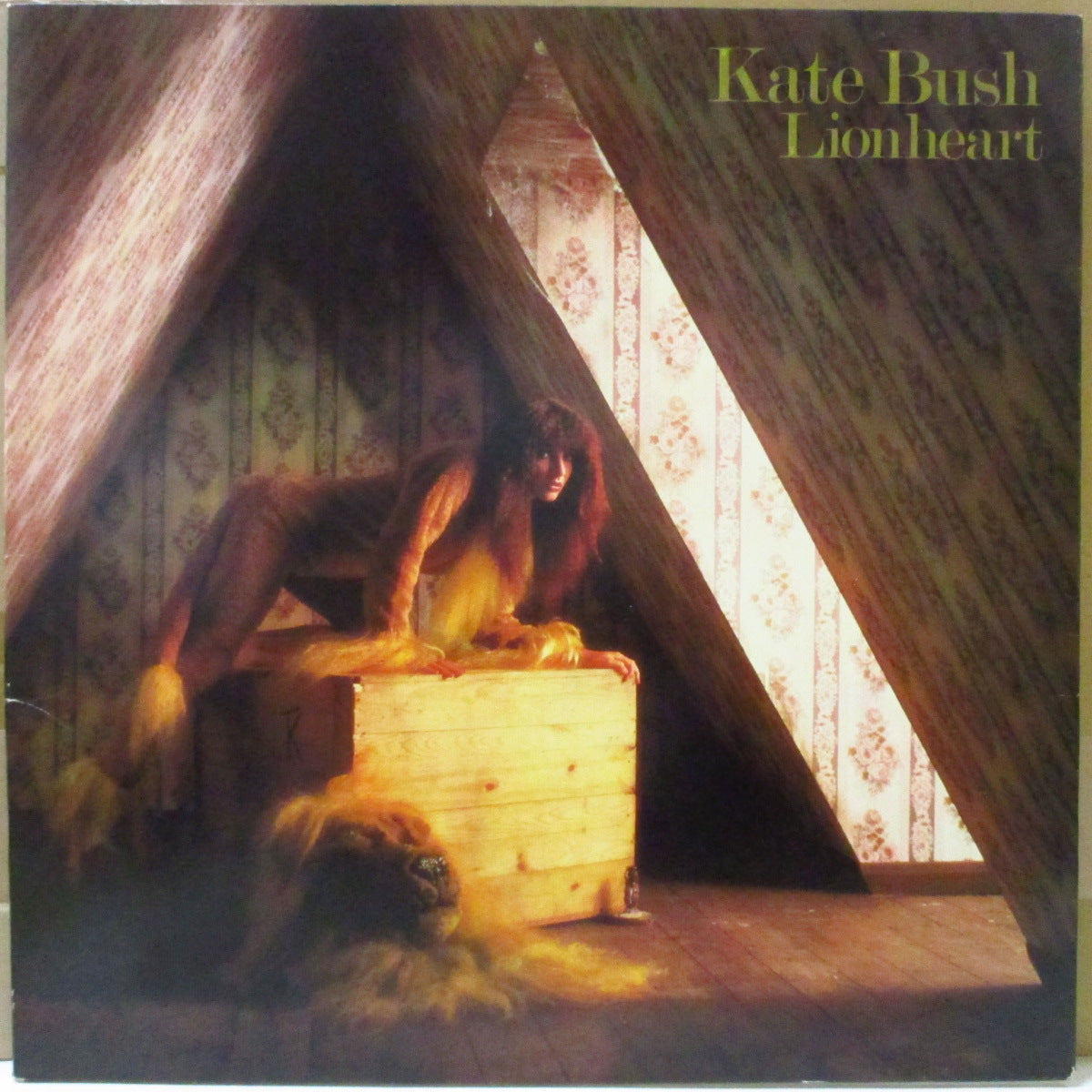 KATE BUSH (ケイト・ブッシュ) - Lionheart (UK オリジナル LP+インナー, エンボス見開きジャケ)