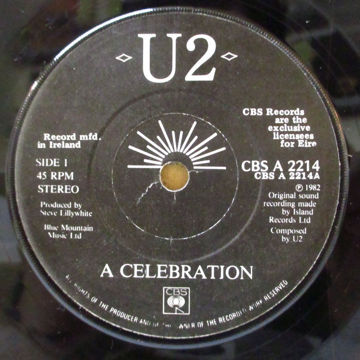 U2 - A Celebration (Ireland オリジナル「窪みあり黒ペーパーラベ・フラットセンター」 7インチ+「黒線が金線に重なった」光沢ジャケ)