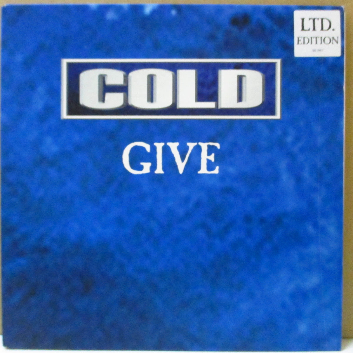 COLD (コールド)  - Give (UK '98 オリジナル「黒盤」 7インチ+レアステッカー付き光沢固紙ジャケ, 固紙インナー)