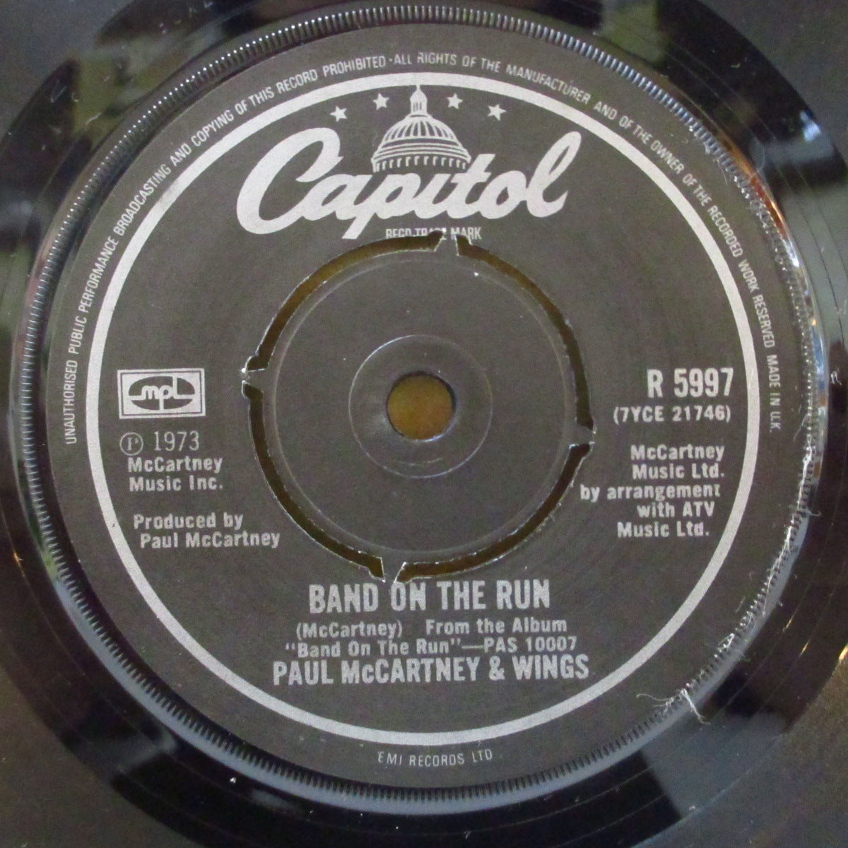 PAUL McCARTNEY & WINGS (ポール・マッカートニー & ウイングス)  - Band On The Run (UK '75 再発「MPL Cumm-unications Inc表記なし・黒紙ラベ・ラウンドセンター」 7インチ+ダイカット黒スリーブ)