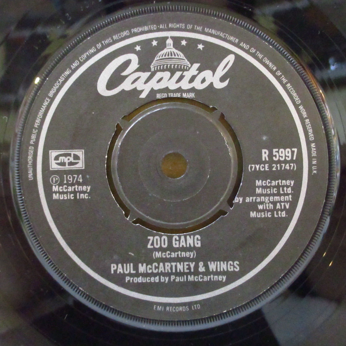 PAUL McCARTNEY & WINGS (ポール・マッカートニー & ウイングス)  - Band On The Run (UK '75 再発「MPL Cumm-unications Inc表記なし・黒紙ラベ・ラウンドセンター」 7インチ+ダイカット黒スリーブ)