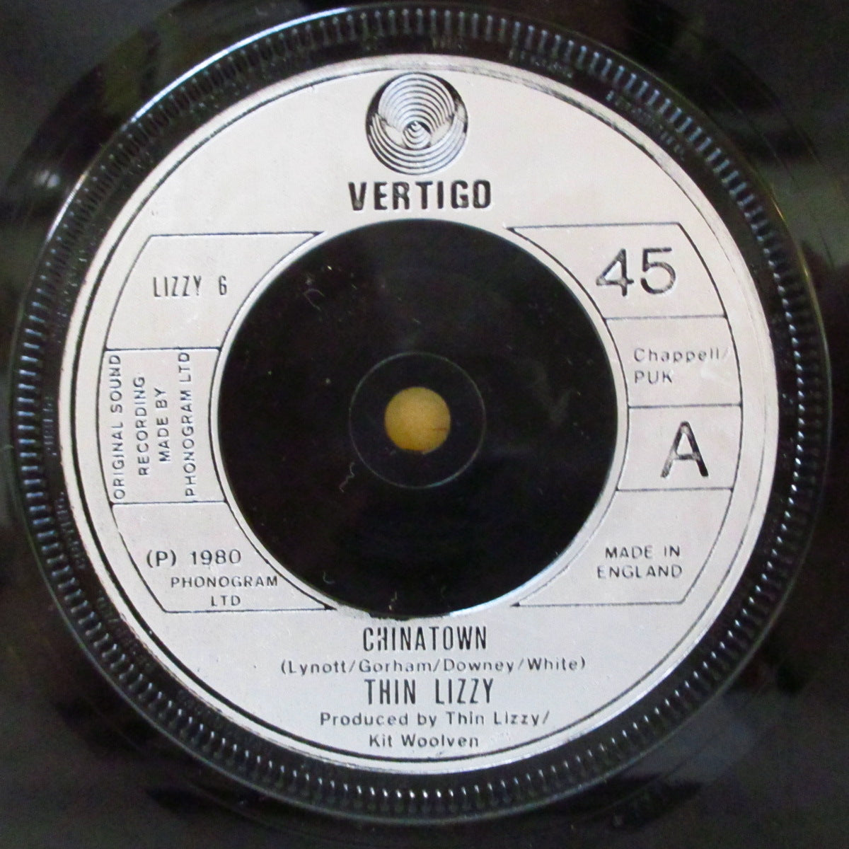 THIN LIZZY (シン・リジィ)  - Chinatown (UK '80 オリジナル 7インチ+「メタリック・バンドロゴ・エンボス」光沢ソフト紙ジャケ)