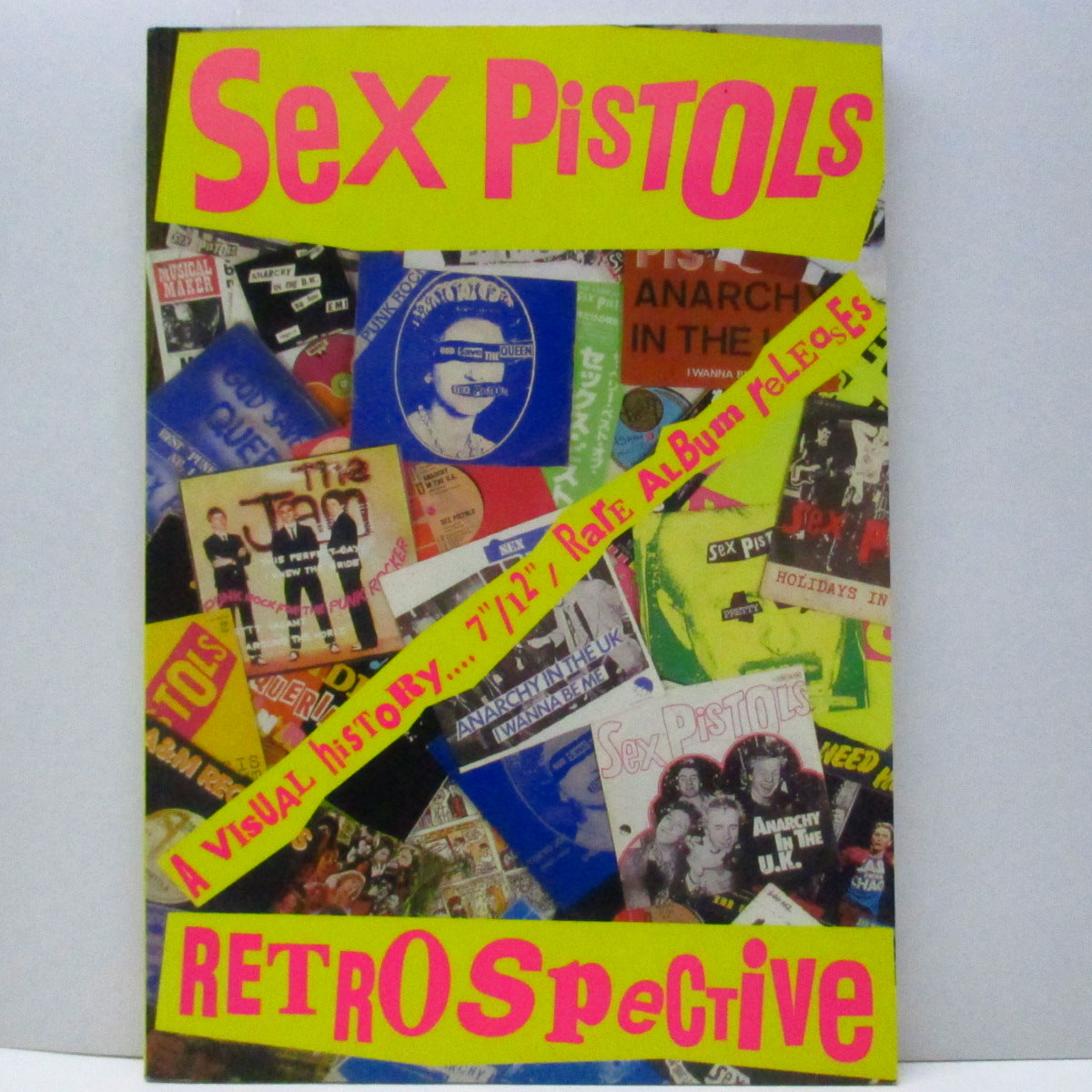 SEX PISTOLS (セックス・ピストルズ)  - Retro Spective (UK オリジナル「ペーパーバック」ブック) レア！「オリジナル・ピストルズ」の白黒写真ポスター付き !