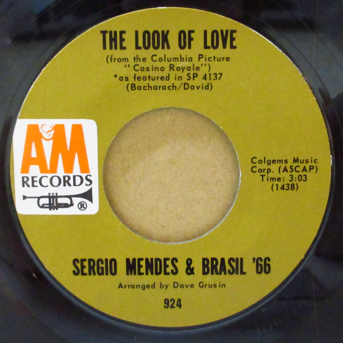 SERGIO MENDES & BRASIL '66 (セルジオ・メンデス＆ブラジル'66)  - The Look Of Love (US '68 オリジナル・ジャケ付 7インチ)ダスティ・スプリングフィールド名曲の清涼ソフト・ボサノヴァ・カヴァ！