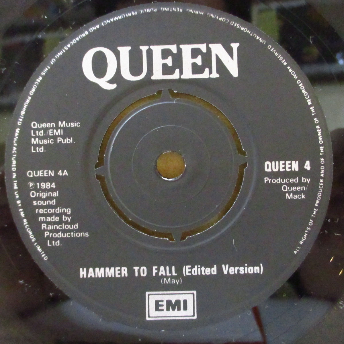QUEEN (クイーン)  - Hammer To Fall (UK '84 オリジナル「黒紙ラベ・ラウンドセンター」 7インチ+光沢固紙「赤」ジャケ)