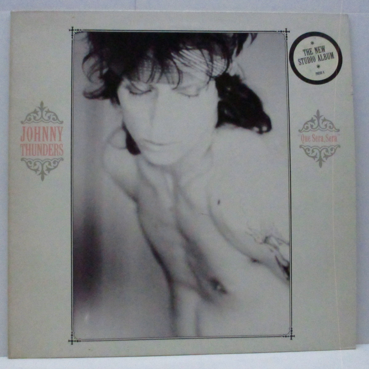 JOHNNY THUNDERS (ジョニー・サンダース)  - Que Sera, Sera (UK オリジナル「ブラックヴァイナル」LP/ステッカー付ジャケ)