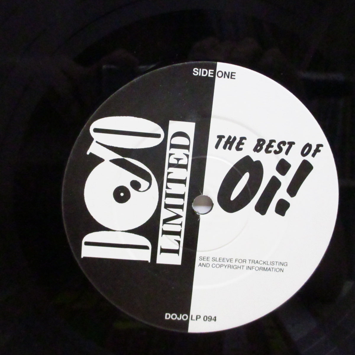 V.A. (80's UK Oi!コンピ！)  - The Best Of Oi! : 25 Brickwall Classics (UK '96 限定再発「黒盤」LP+4曲入ボーナス 7"、ステッカー付ジャケ/DOJO LP 094)