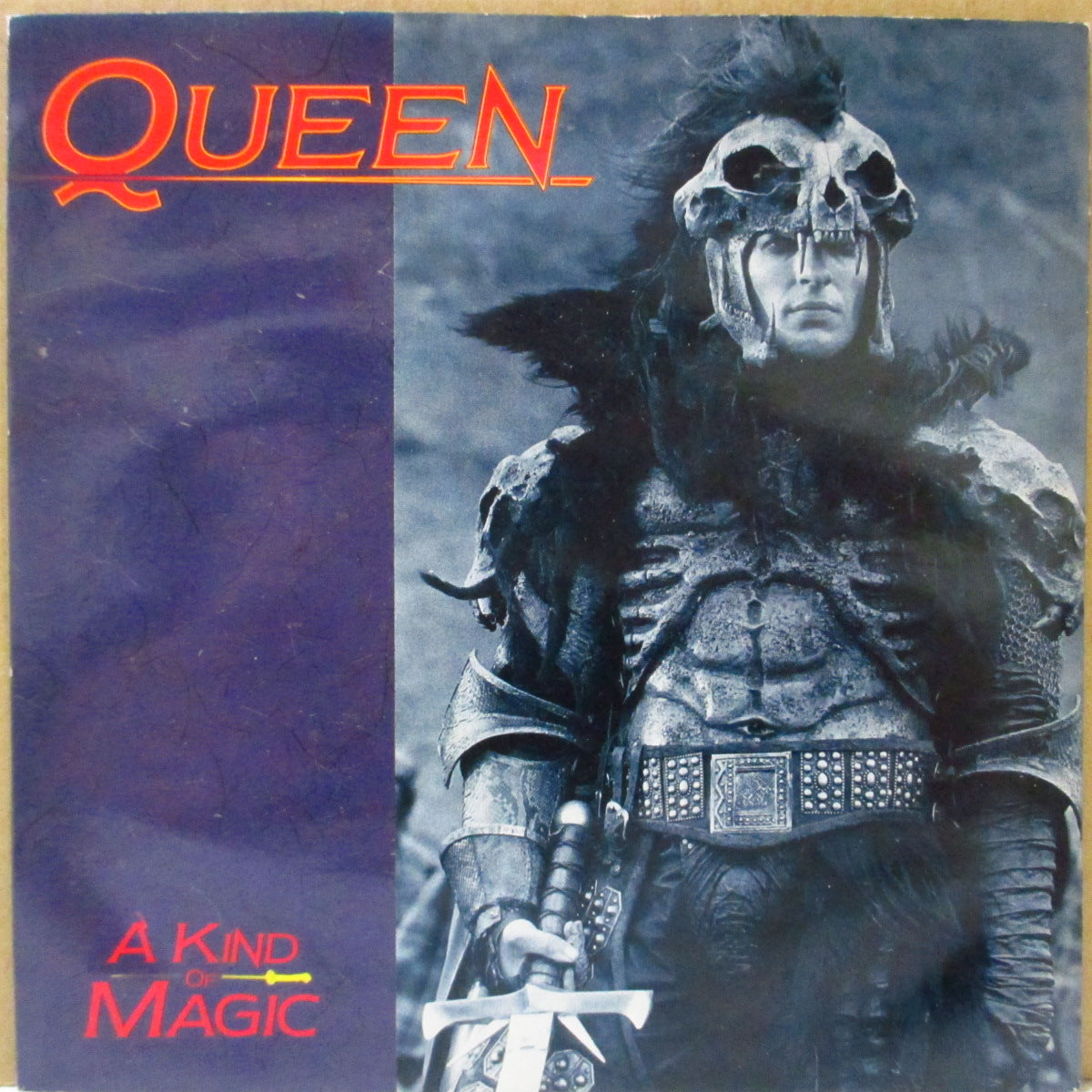 QUEEN (クイーン)  - A Kind Of Magic (UK '86 オリジナル「黒紙ラベ・フラットセンター」 7インチ＋光沢固紙ジャケ)
