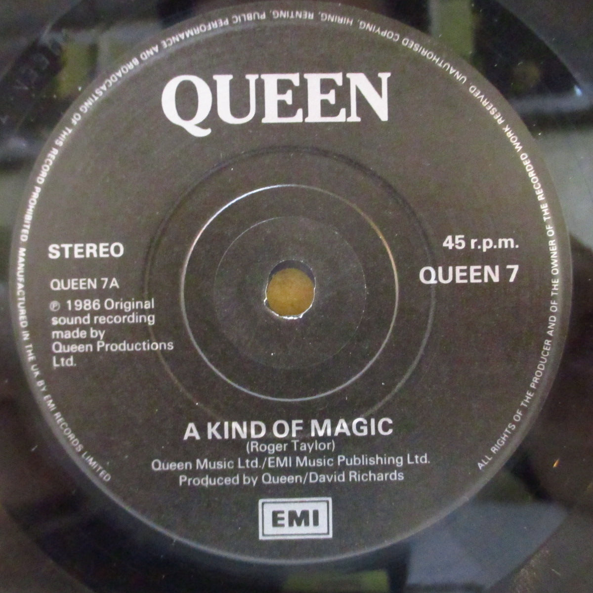 QUEEN (クイーン)  - A Kind Of Magic (UK '86 オリジナル「黒紙ラベ・フラットセンター」 7インチ＋光沢固紙ジャケ)