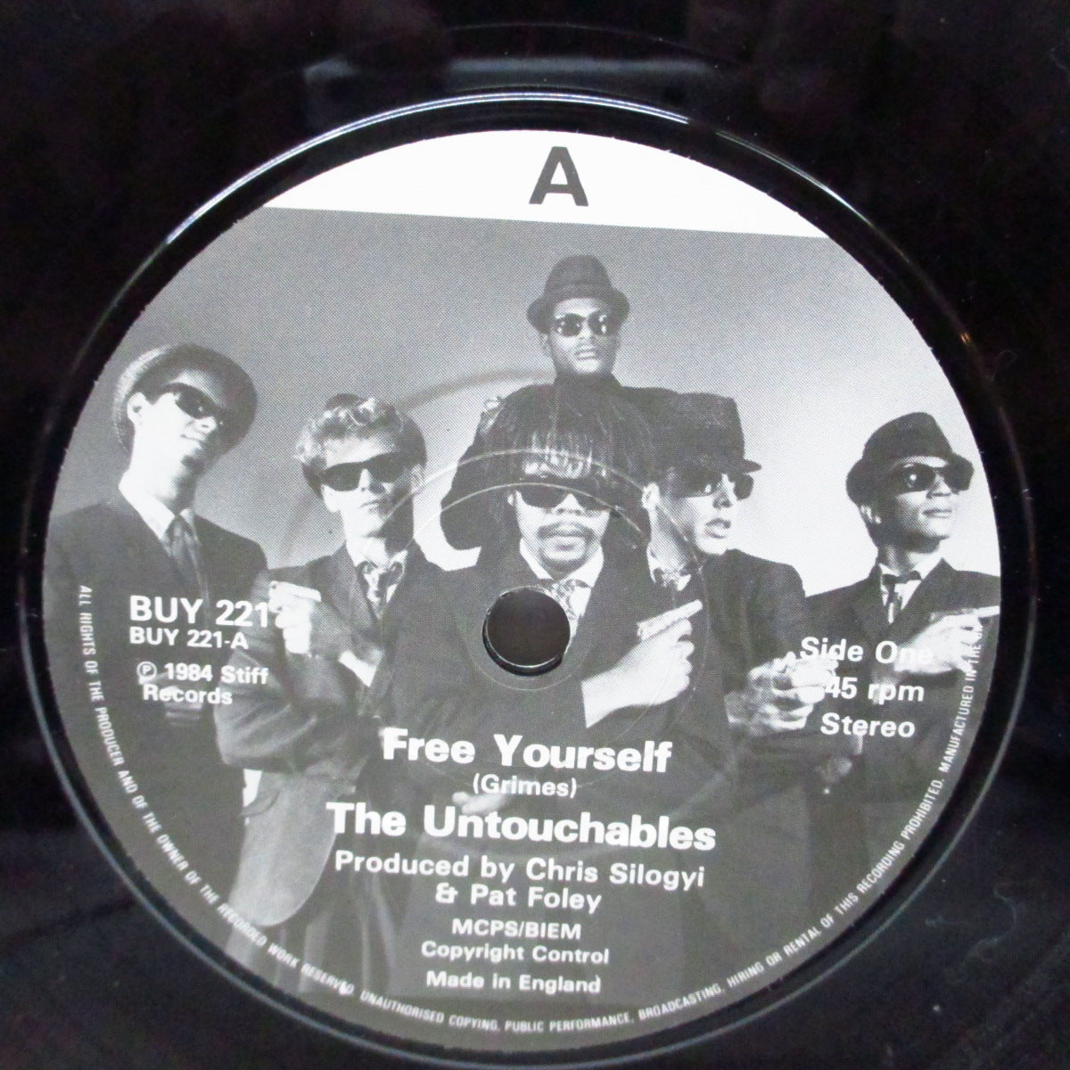 UNTOUCHABLES, THE (ジ・アンタッチャブルズ)  - Free Yourself (UK オリジナル 7"/光沢固紙製折り返「黒」ジャケ) 
