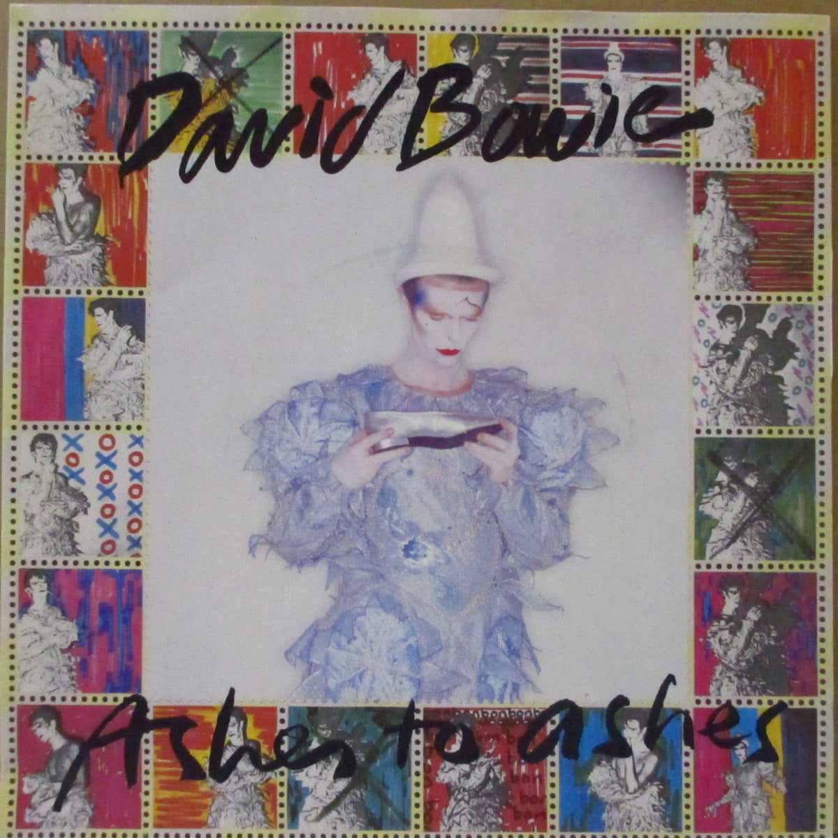DAVID BOWIE (デヴィッド・ボウイ)  - Ashes To Ashes (UK '80 オリジナル「黒紙ラベ、フラットセンター」 7インチ+ボウイが靴を見下ろしているジャケ/スタンプシート欠)
