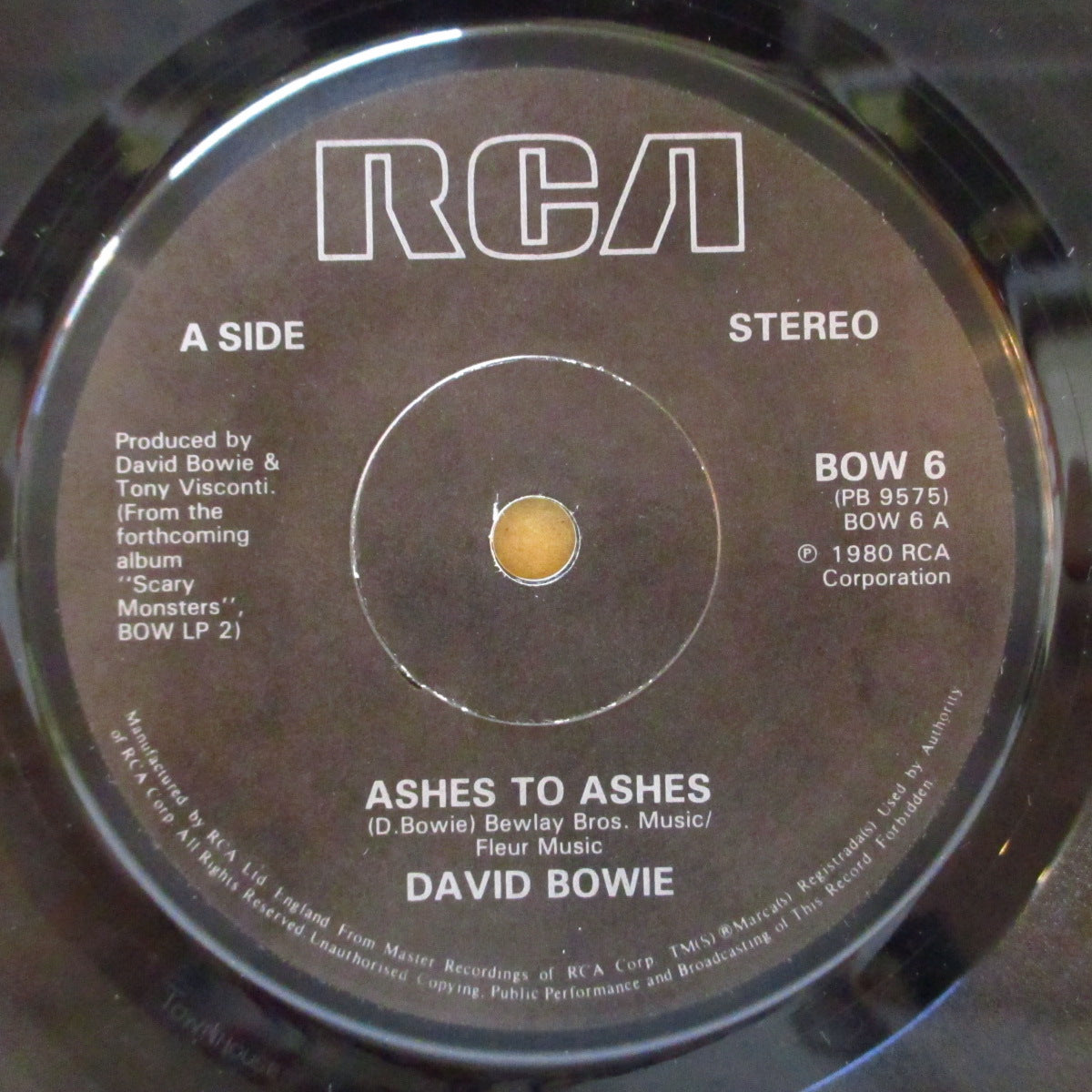 DAVID BOWIE (デヴィッド・ボウイ)  - Ashes To Ashes (UK '80 オリジナル「黒紙ラベ、フラットセンター」 7インチ+ボウイが靴を見下ろしているジャケ/スタンプシート欠)